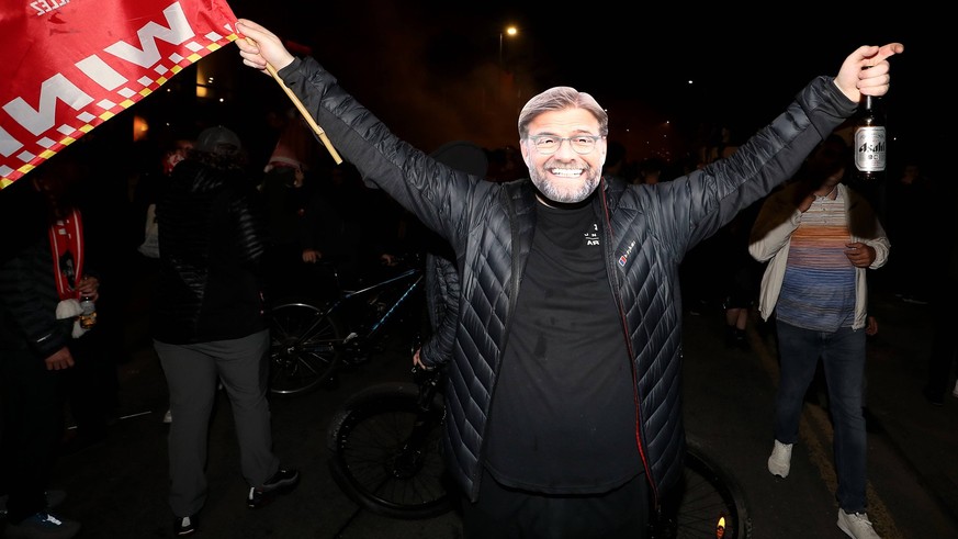 Liverpool v Chelsea - Premier League - Anfield A Liverpool fan wearing a face mask of manager Jurgen Klopp celebrates outside Anfield. PUBLICATIONxINxGERxSUIxAUTxONLY Copyright: xMartinxRickettx 54696 ...