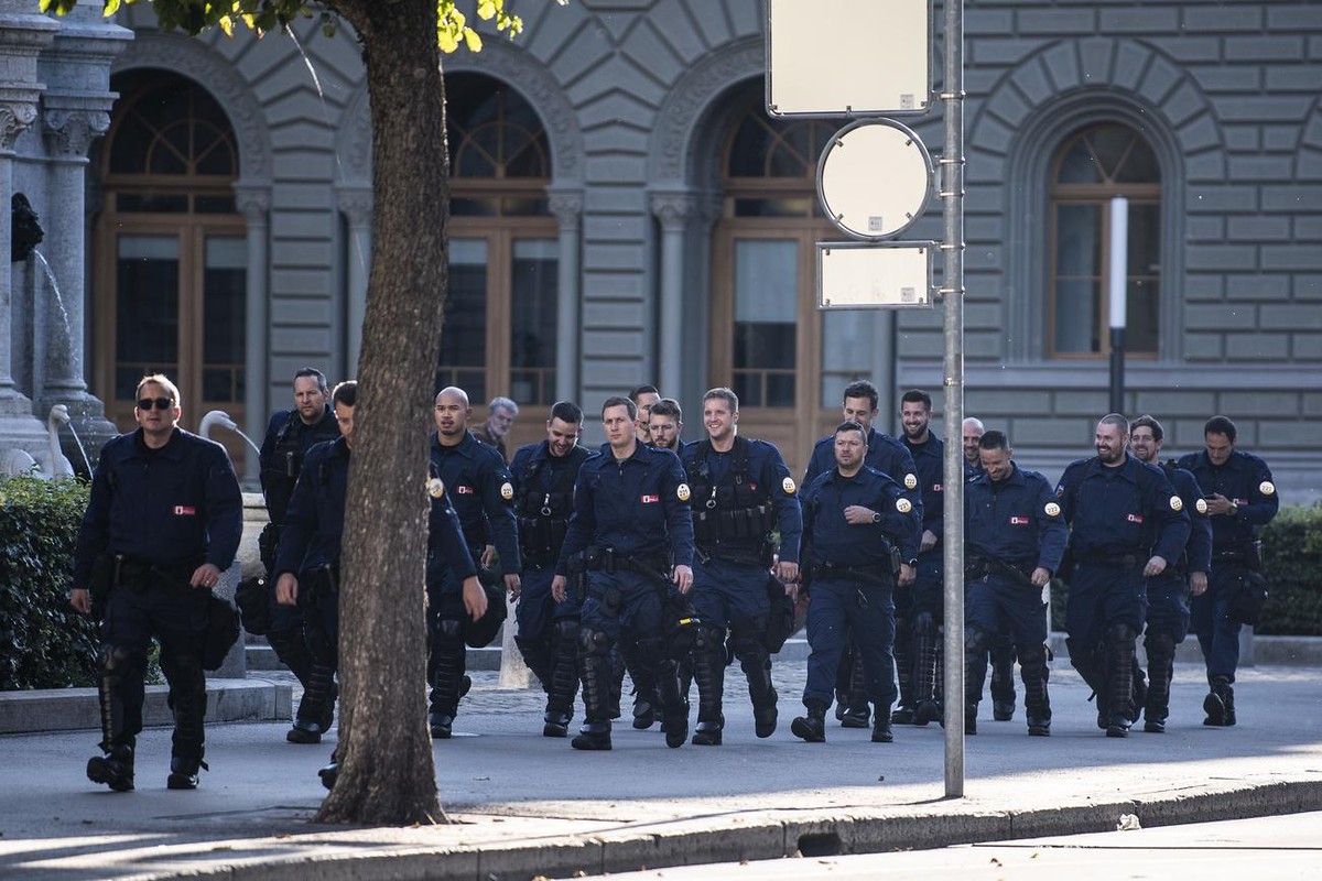 Polizisten marschieren zum Bundeshaus, am Mittwoch, 23. September 2021, in Bern. Die Kantonspolizei Bern erwartet eine unbewilligte Kundgebung von Coronamassnahmen Gegner und wird diese wenn noetig un ...