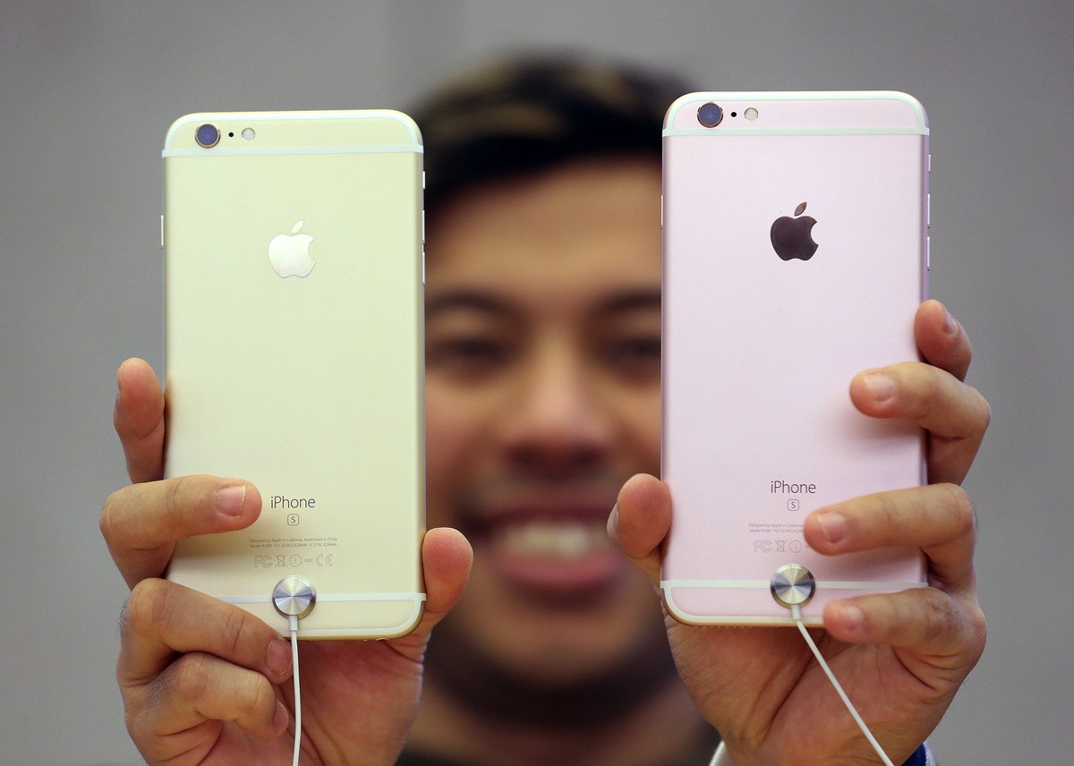 epa04947883 A man holds two new iPhone 6s phones, after their launch to the public inside the Apple store in Sydney, Australia, 25 September 2015, the first day of its sale worldwide. Apple expects in ...