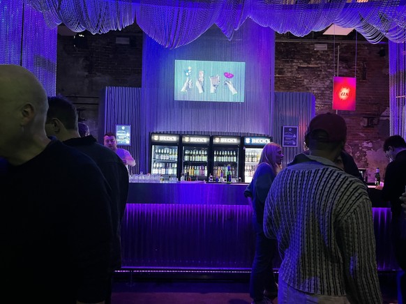 Im Club, wo die Wahlparty der Grünen stattfindet, hängen Ketten und Lametta von der Decke.