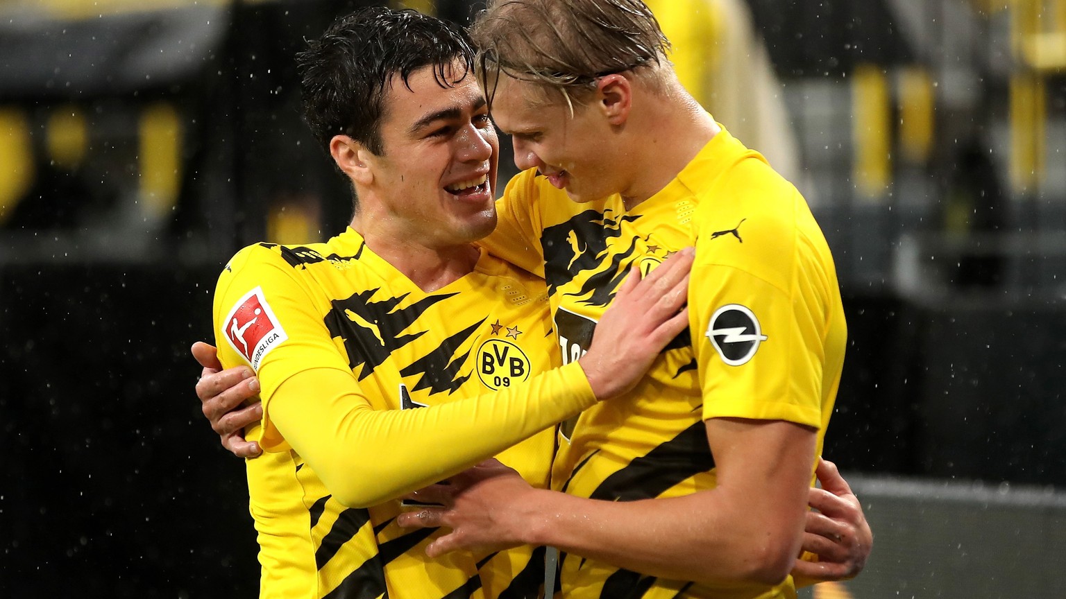 epa08717694 Dortmund&#039;s Erling Haaland (R) celebrates scoring the first goal with Dortmund&#039;s Giovanni Reyna (L) during the German Bundesliga soccer match between Borussia Dortmund and SC Frei ...