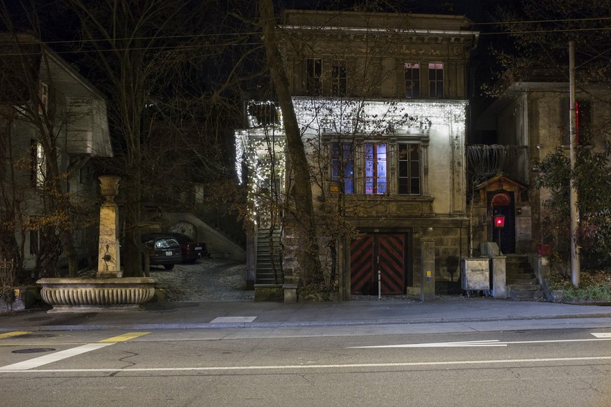 Blick auf das Gebaeude der Notschlafstelle Sleeper und des Clubs Dead End, am spaeten Abend des Samstag, 13. September 2014 in Bern. Die Notschlafstelle Sleeper Bern gewinnt den Sozialpreis 2014 der S ...