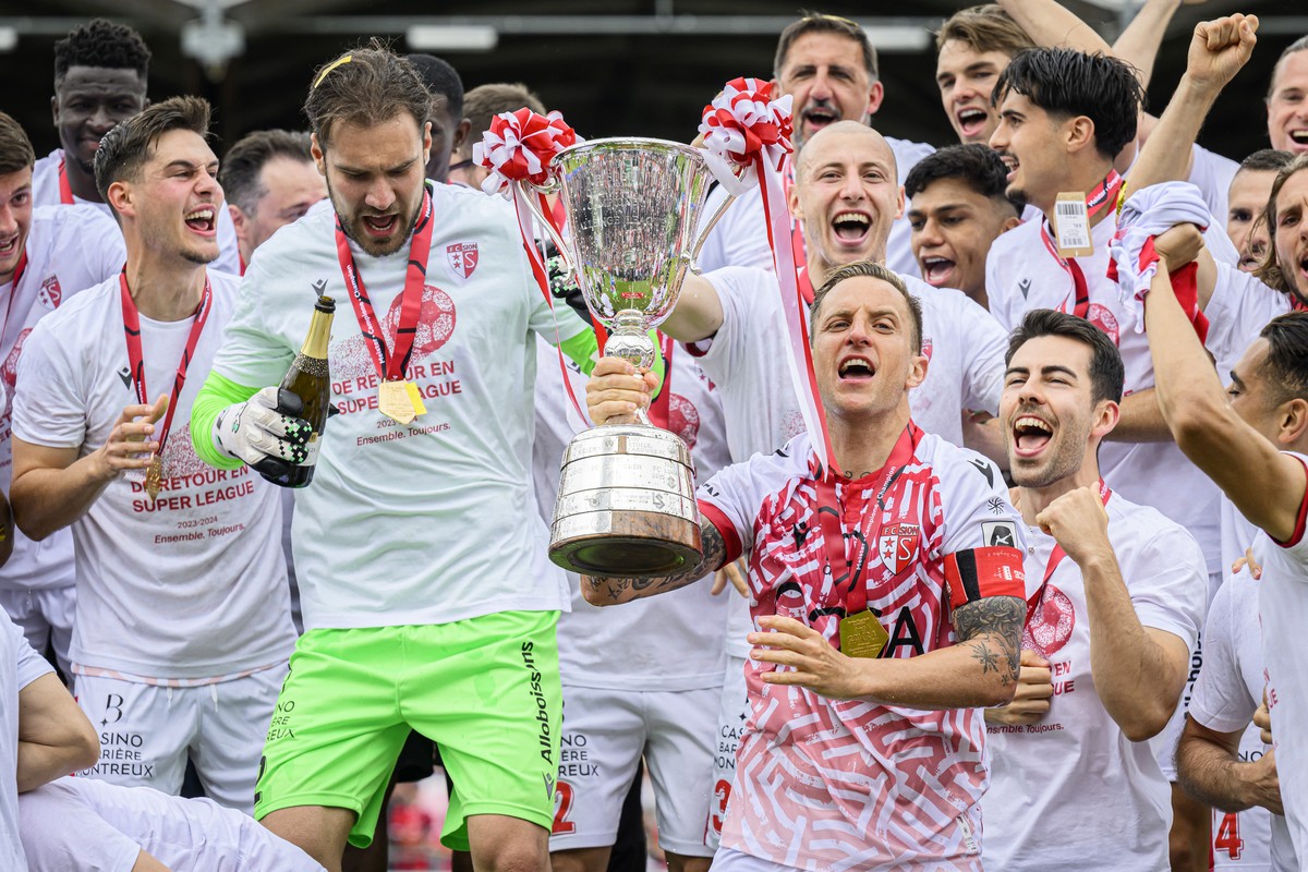 Les joueurs du FC Sion celebrent alors que Reto Ziegler (SIO) souleve la coupe de champion de Challenge League a la fin la rencontre de football de Challenge League entre FC Sion, SIO, et FC Schaffhou ...
