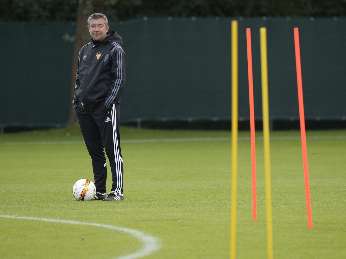 Basel-Trainer Urs Fischer: An Kippstangen mangelt es nicht, an Spielern schon eher.