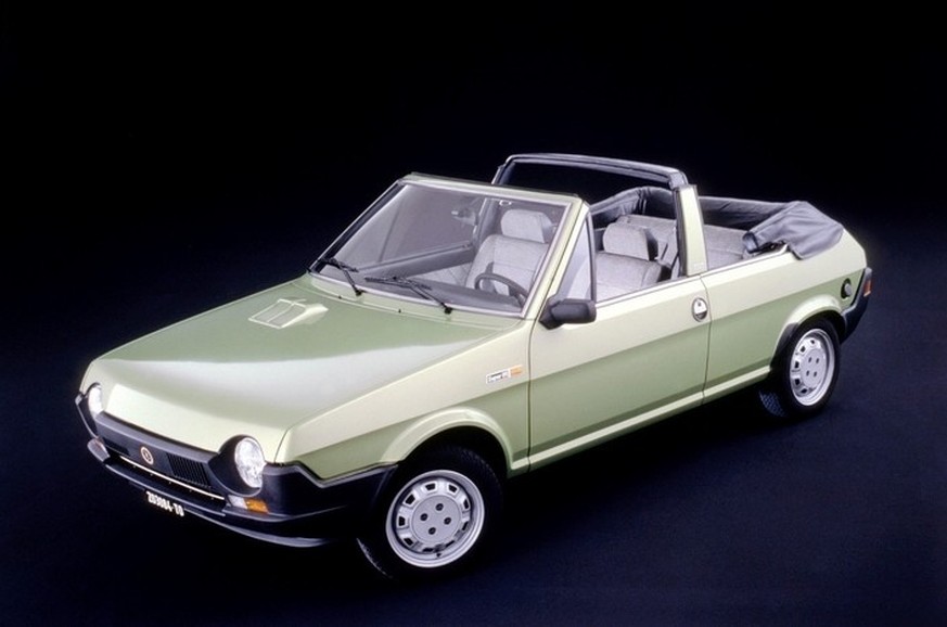Fiat Ritmo cabriolet 
auto
https://www.caradisiac.com/fiat-ritmo-cabriolet-vs-volkswagen-golf-cabriolet-des-youngtimers-abordables-pour-rouler-au-soleil-191094.htm