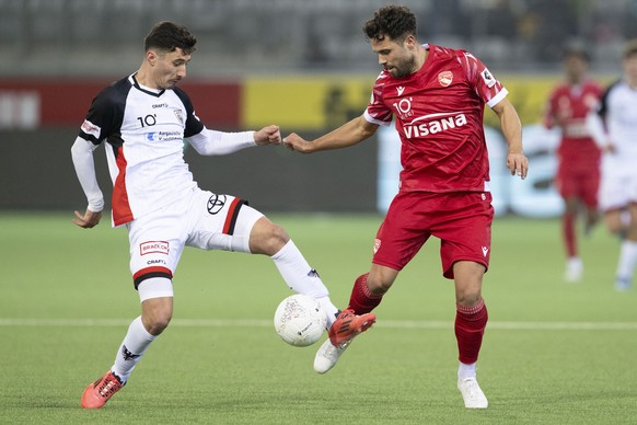Leonardo Bertone (FCT), rechts, kaempft um den Ball mit Milot Avdyli (FCA) im Fussball Meisterschaftsspiel der Swiss Challenge League zwischen FC Thun, FCT, und Aarau, FCA, vom Samstag, 30. November 2 ...