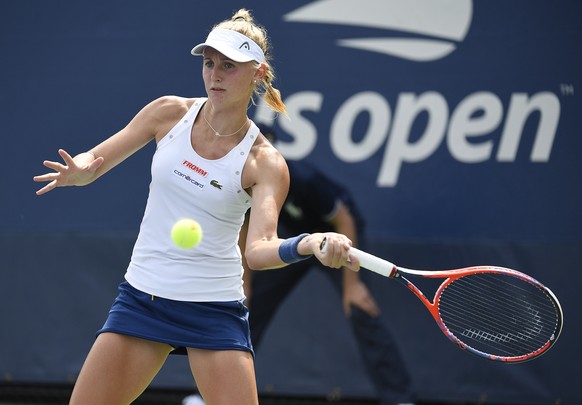 epa06976897 Jil Teichmann of Switzerland hits a return to Dalila Jakupovic of Slovenia during the first day of the US Open Tennis Championships the USTA National Tennis Center in Flushing Meadows, New ...