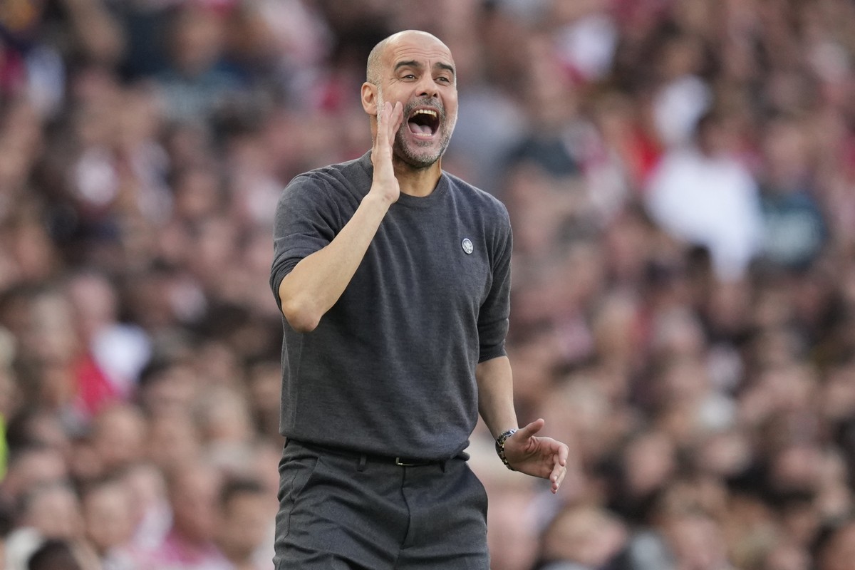 Manchester City's head coach Pep Guardiola shouts during the English Premier League soccer match between Arsenal and Manchester City at the Emirates Stadium in London, Sunday, Oct. 8, 2023.(AP Ph ...