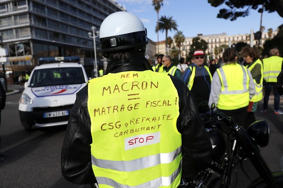 epa07172722 People wearing Yellow vests, as a symbol of French driver&#039;s and citizen&#039;s protest against higher fuel prices, gather as they try to block roads and cause traffic chaos as part of ...