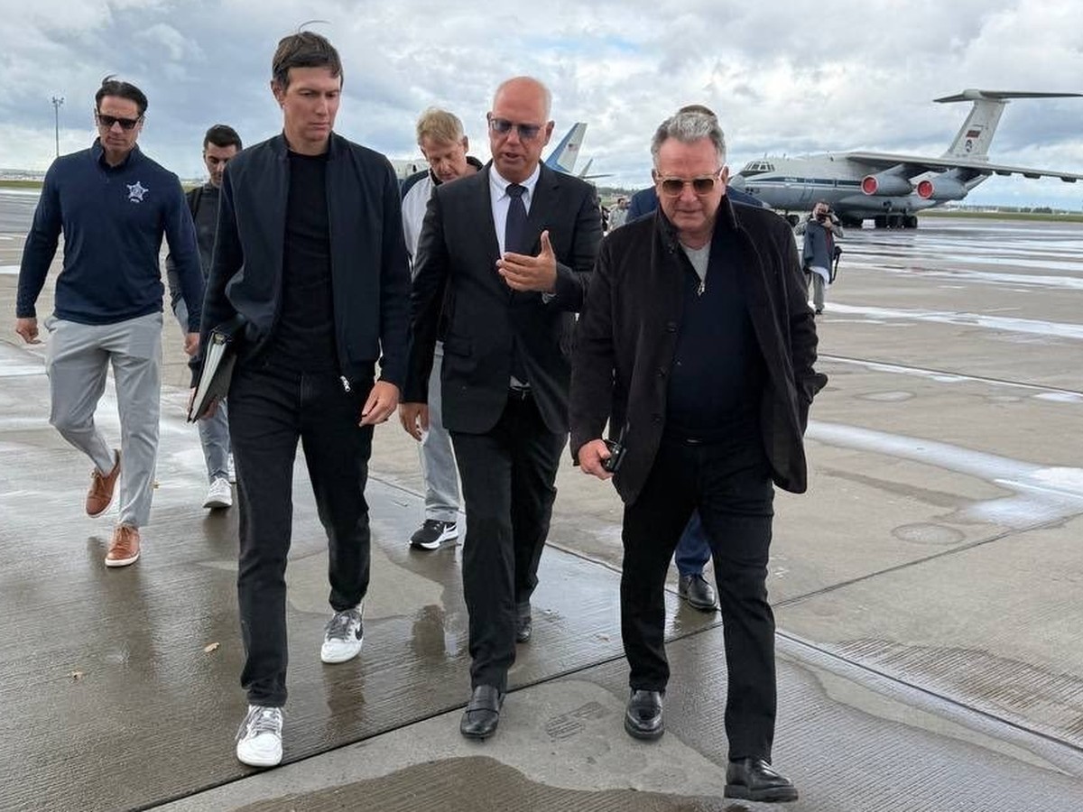 Kirill Dmitriev (Mitte), Sonderbeauftragter des russischen Präsidenten Wladimir Putin, heisst Jared Kushner (links) und Steve Witkoff (rechts) in Moskau, Russland, willkommen.