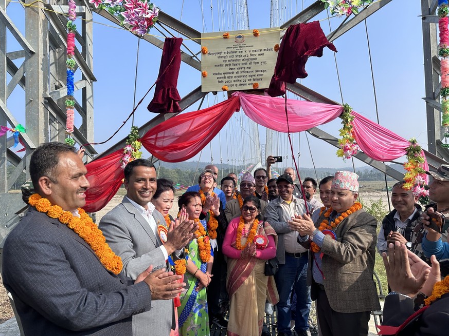 Vertreterinnen und Vertreter der Schweizer Botschaft und der nepalesischen Regierung bei der Einweihung der Marin Khola Brücke am 9. November. Die Brücke hat eine Spannweite von 283 Metern und dient 2 ...