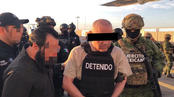 epa06869012 A handout photo made available by by the Attorney General&#039;s Office (PGR) shows the extradition process of drug trafficker Damaso Lopez Nunez (C), &#039;El Licenciado&#039;, considered ...