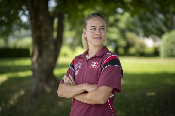Die Spielerin Nadine Riesen posiert an einer Medienkonferenz der Schweizer Frauen Fussball Nationalmannschaft vor dem Freundschaftsspiel gegen Tschechien vor der UEFA Women&#039;s EURO 2025, am Mittwo ...