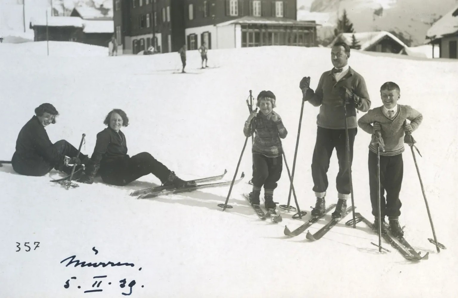 Elsa Roth (1.v.l.) beim Skifahren mit ihrer Familie in Mürren 1929. Auch auf dem Bild: ihr Neffe und langjährige FIS-Präsident Marc Hodler (1.v.r.).