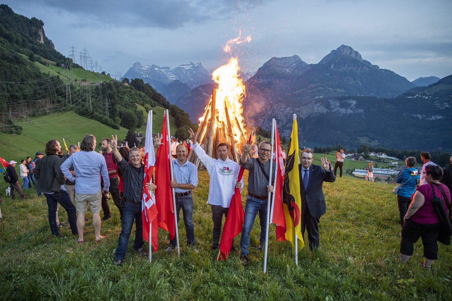 Das Hoehenfeuer brennt anlaesslich einer SVP Feier zum Ende des EU-Rahmenabkommen am Samstag, 26. Juni 2021 in Morschach. (KEYSTONE/Urs Flueeler).