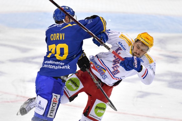 Der Davoser Enzo Corvi, links, im Spiel gegen den Klotener Topscorer Vincent Praplan, waehrend dem Eishockeyspiel der National League zwischen dem HC Davos und dem EHC Kloten, am Samstag, 13. Januar 2 ...