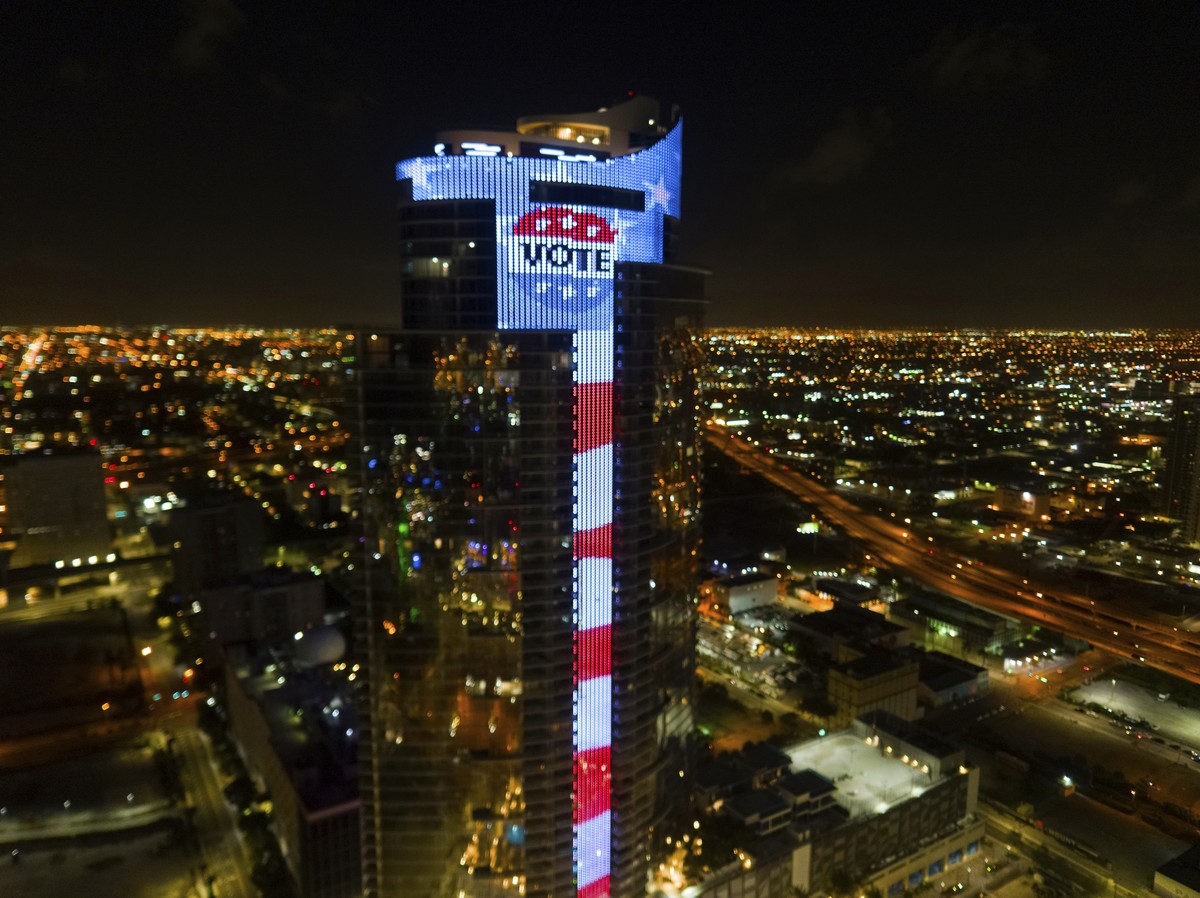 IMAGE DISTRIBUTED FOR WORLD SATELLITE TELEVISION NEWS - America's largest electronic U.S. flag and an enormous digital "VOTE" lapel button image appear on the 700-foot tall, 60-story, $ ...
