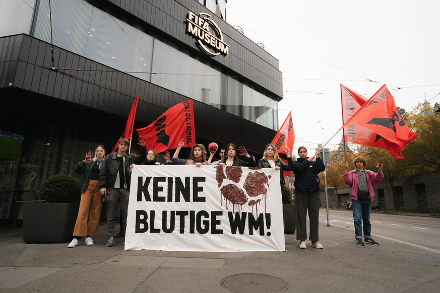 Juso-Aktion zur Weltmeisterschaft vor dem Fifa-Museum in Zürich