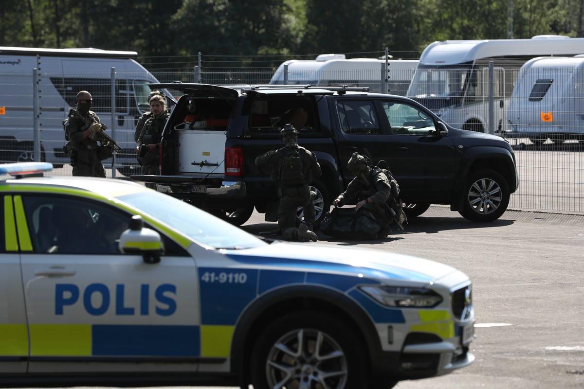 epa09356766 Police officers during a large police operation at Hallby Prison outside Eskilstuna, Sweden, 21 July 2021, after two inmates have taken staffmembers hostage. EPA/PER KARLSSON SWEDEN OUT