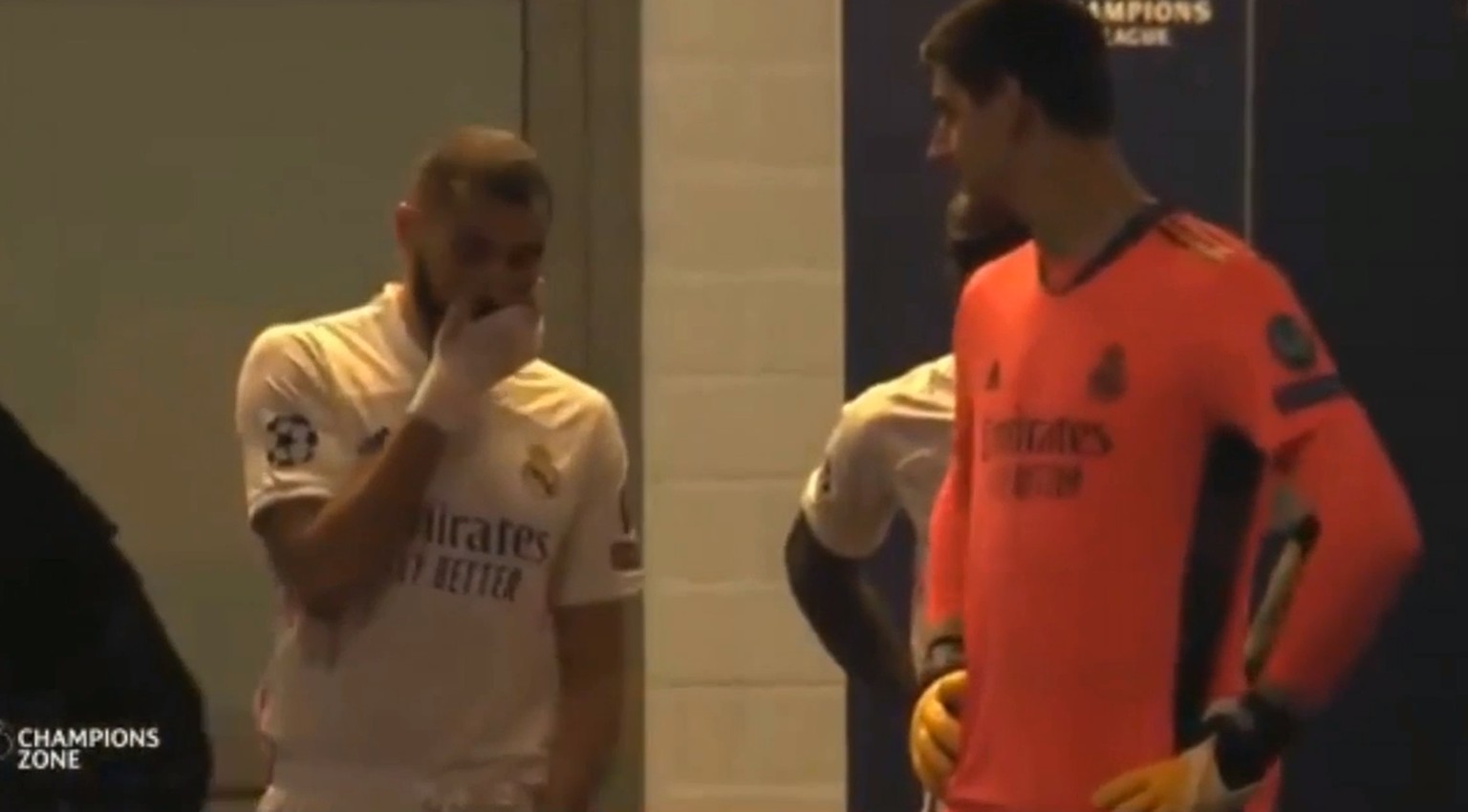 Karim Benzema lässt in der Pause definitiv kein gutes Haar an Vinicius Junior.
