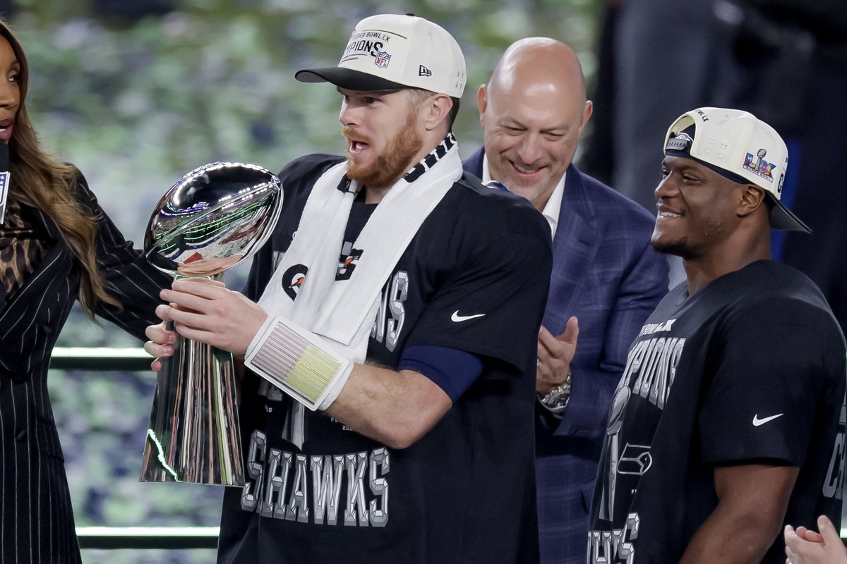 epa12718926 Seattle Seahawks quarterback Sam Darnold celebrates with the Vince Lombardi Trophy after the Seahawks defeated the New England Patriots in Super Bowl LX between the New England Patriots an ...
