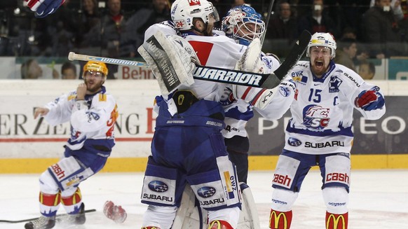 Die ZSC-Spieler Steve McCarthy, Lukas Flueeler und Mathias Seger jubeln nach dem Schlusspfiff nach dem siebten Playoff-Finalspiel der National League A zwischen dem SC Bern und den ZSC Lions am Dienst ...