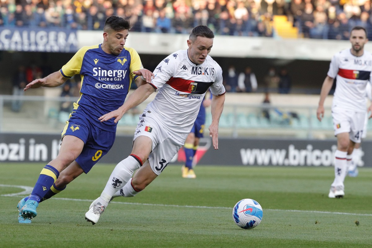 epa09870516 Hellas Verona's Giovanni Simeone (L) Genoa's Silvan Hefti (R) in action during the Italian Serie A soccer match Hellas Verona vs Genoa FC at Marcantonio Bentegodi stadium in Vero ...