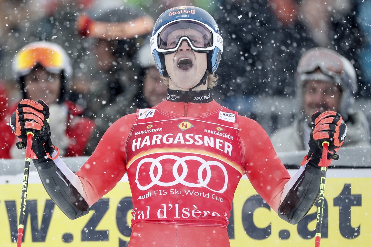 epa11018935 Marco Odermatt of Switzerland celebrates winning in the finish area of the second run of the Men's Giant Slalom race of the FIS Alpine Skiing World Cup in Val d'Isere, France, 09 ...