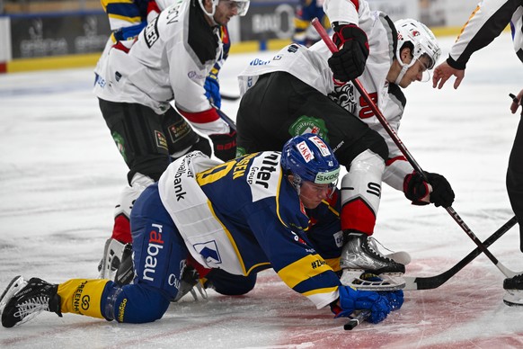 Der Davoser Dennis Rasmussen, am Boden, gegen den Lausanner Theo Rochette, im Eishockey-Qualifikationsspiel der National League (NL) zwischen dem HC Davos und dem Lausanne HC, am Sonntag, 01. Oktober  ...