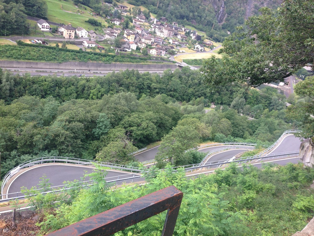 Zwischendurch eine kleine Zählaufgabe für euch: Wie viele Strassen seht ihr auf diesem Bild von der Abfahrt von Sobrio?
