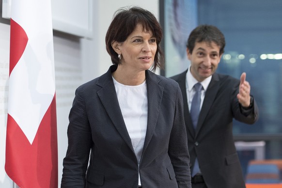 Bundesraetin Doris Leuthard, links, erscheint neben Bundesratssprecher Andre Simonazzi zu einer Medienkonferenz ueber Mobility Pricing, am Donnerstag, 30. Juni 2016, in Bern. Da Strasse und Schiene of ...