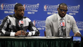 Feine Herren an der Pressekonferenz: Dwayne Wade und LeBron James (r.).