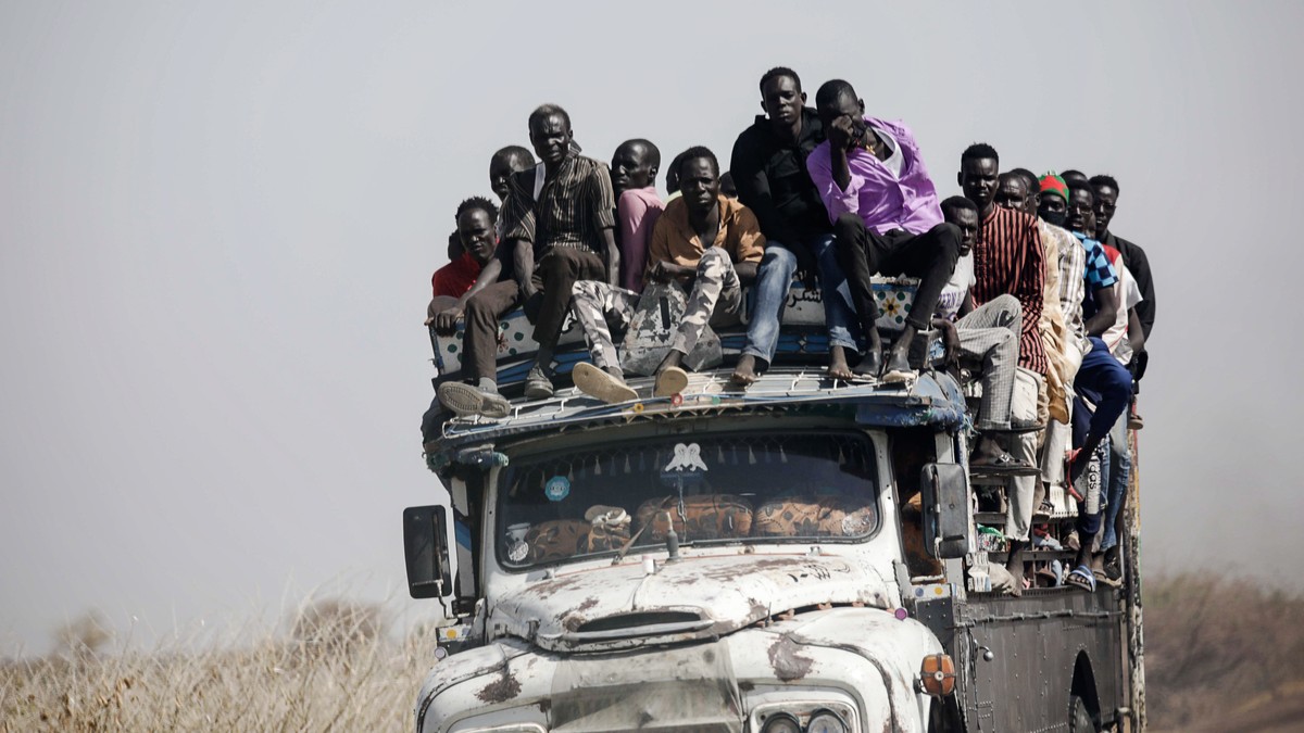 epa10622722 Sudanese refugees and South Sudanese returnees travel atop a truck transporting them from the border towards the Upper Nile State town of Renk, South Sudan, 12 May 2023. Fleeing the armed  ...