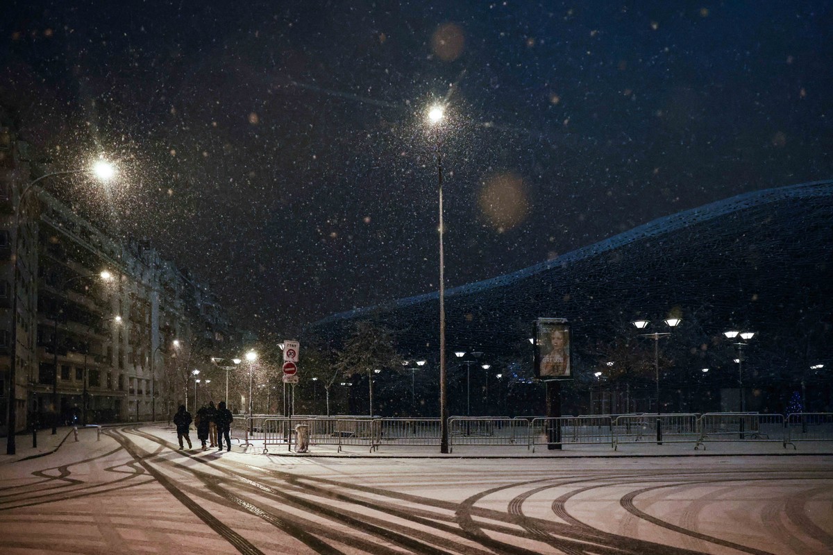 epa12543529 Snow falls on the Stade Jean-Bouin in Paris, France, 23 November 2025. The French meteorological service issued an orange alert on 22 November for the Ile-de-France region due to snow and  ...