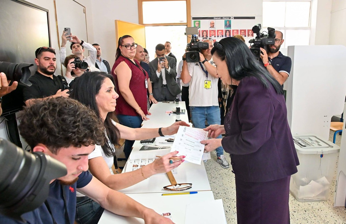 epa13004227 ?A handout photo made available by Malta's Department of Information shows Malta's President Myriam Spiteri Debono (R) receiving her ballot during parliamentary elections?, Valle ...