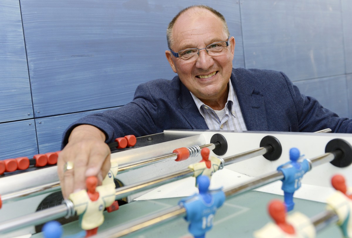Beni Thurnheer, Schweizer Sportreporter, TV-Moderator und Showmaster, posiert hinter einem "Toeggelikasten" im Studio des Schweizer Fernsehens SRF, am Mittwoch, 4. Juni 2014, in Zuerich. Der ...