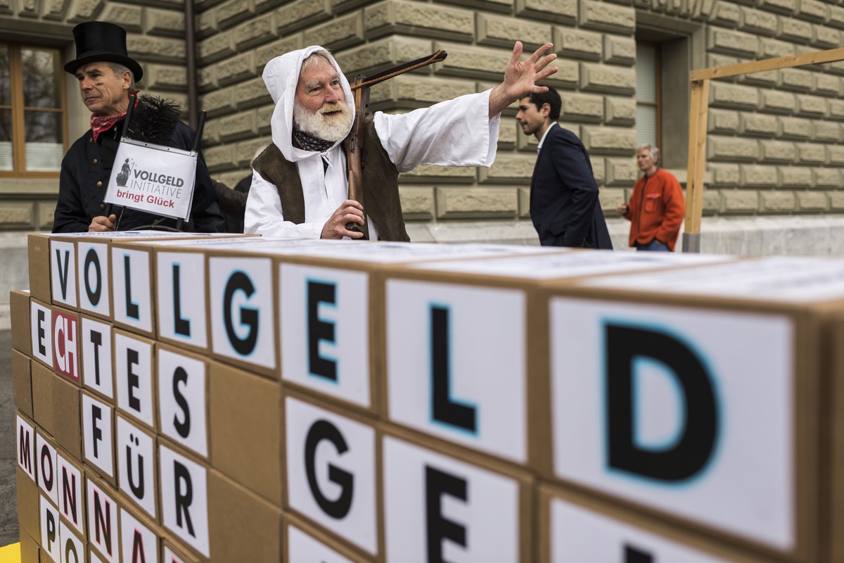 Als Berufsleute, Willhelm Tell, Helvetia und anderes verkleidete AktivistInnen reichen bei der Bundeskanzlei nach eigenen Angaben ueber 111'000 Unterschriften fuer die Vollgeld-Initiative ein, am ...