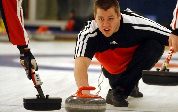 Martin Rios vom CC Glarus setzt seinen Stein waehrend der ersten Runde der Swiss Curling League am Freitag, 16. Januar 2004, in Zug beim Spiel gegen das St. Moritz Top of the World Team. (KEYSTONE/Sig ...