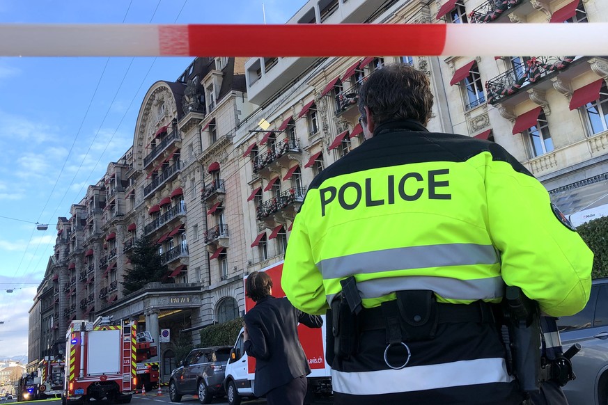 Un incendie se déclare à l&#039;hotel Lausanne Palace a Lausanne ce lundi, 31 decembre 2018. Les clients de l&#039;hotel sont evacues par les sauveteurs. (KEYSTONE/Laurent Gillieron)

Ein Feuer bricht ...