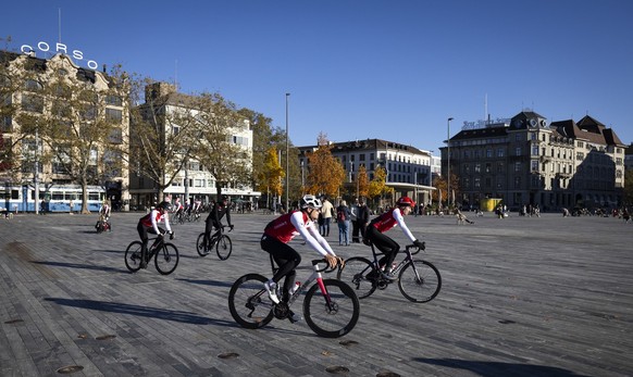 Die Radrennfahrer Stefan Bissegger, Mitte, Radrennfahrerin Marlen Reusser, rechts, und der ehemalige Radrennfahrer Fabian Cancellar, 3. rechts, fahren ueber den Sechselaeutenplatz waehrend des WM-Rund ...