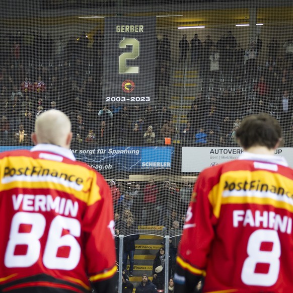 Die Nummer 2 von SCB-Legende Beat &quot;Bidu&quot; Gerber wird unter das Hallendach hochgezogen, vor dem Eishockey Meisterschaftsspiel der National League zwischen dem SC Bern und HC Lugano, am Freita ...