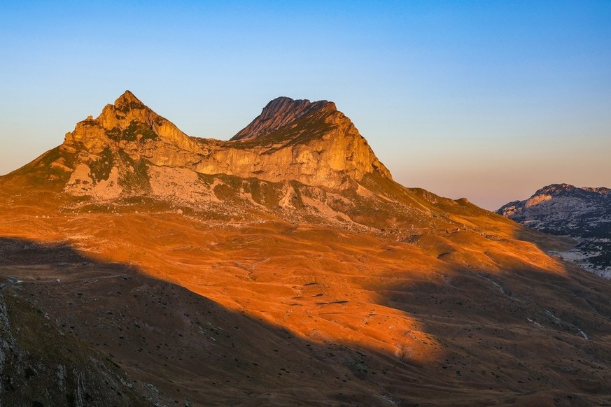 Landschaftliche Sommerlandschaft des Sattels der Götterberge (2227m) im Durmitor Nationalpark, Montenegro, Europa Rauszeit