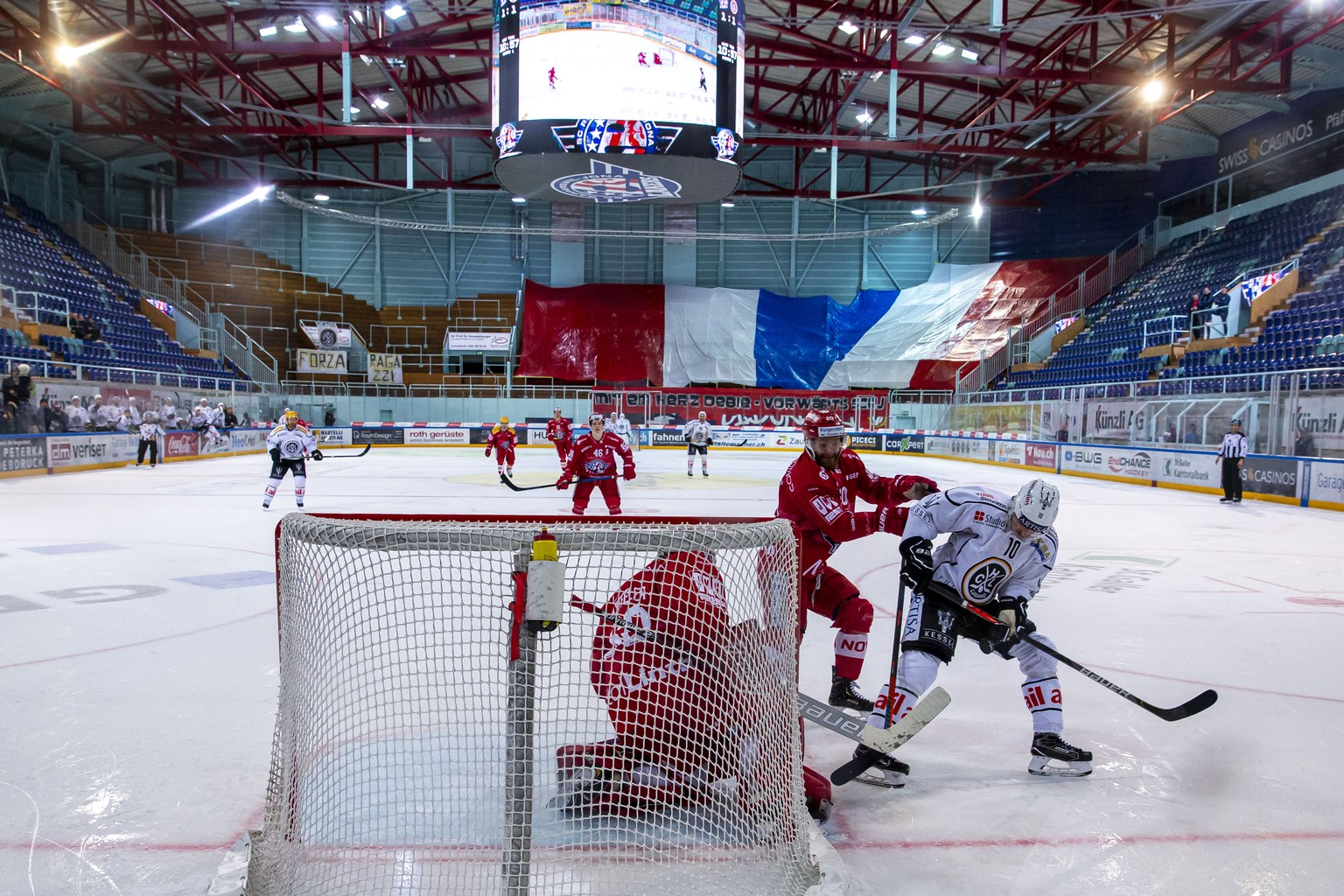 HC Lugano Stuermer Alessio Bertaggia, rechts, gegen SC Rapperswil-Jona Lakers Torhueter Melvin Nyffeler waehrend dem Geister-Eishockey-Meisterschaftsspiel der National League zwischen den SC Rapperswi ...