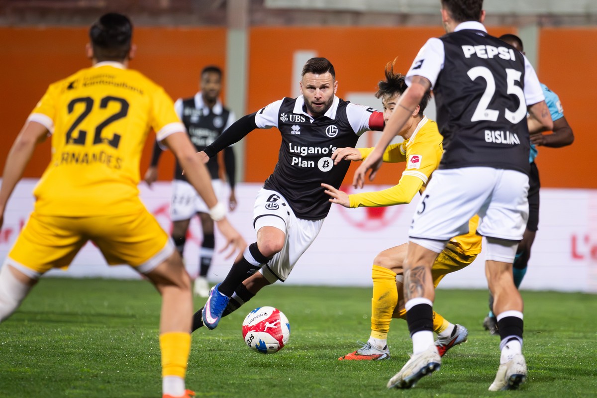 Renato Steffen (LUG) center, fight for the ball with Taisei Abe (FCL), right, during the Super League soccer match FC Lugano against FC Luzern, at the Cornaredo Stadium in Lugano, Saturday, March 07,  ...