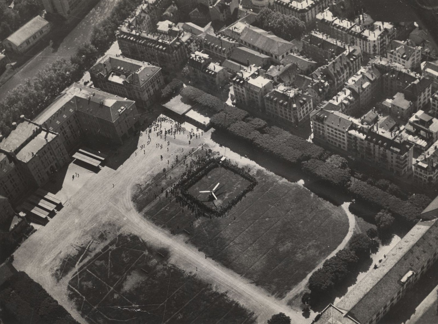 Aufsehenerregende Testflüge mit einem Helikopter mitten in Zürich. Offensichtlich wurde für den Anlass mindestens ein weiteres Fluggerät für Luftaufnahmen aufgboten.