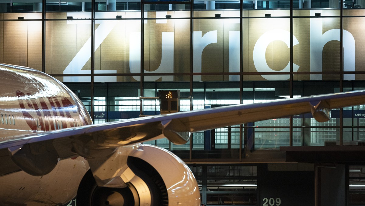 ZUM FLUGHAFEN ZUERICH IM DAEMMERLICHT UND BEI NACHT STELLEN WIR IHNEN FOLGENDES NEUES BILDMATERIAL ZUR VERFUEGUNG --- A Boeing 777 aircraft from Swiss International Air Lines (SWISS) at Zurich Airport ...