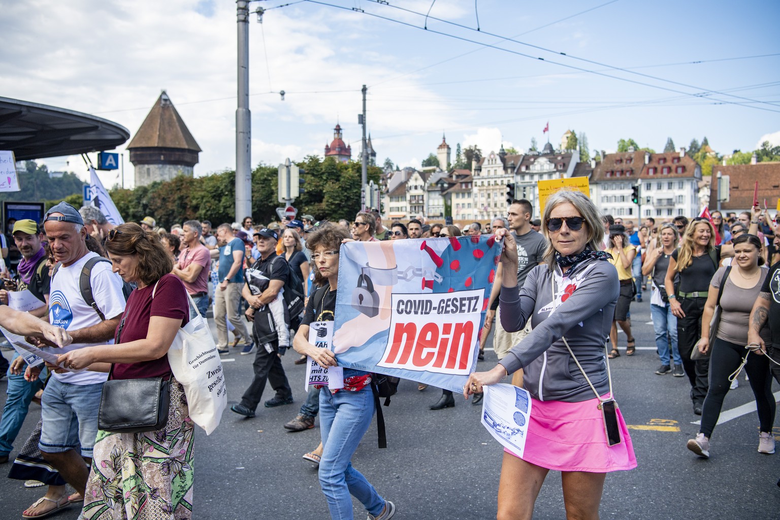 Mehrere 100 Demonstranten protestieren gegen die Corona Massnahmen in der Stadt Luzern am Samstag, 11. September 2021. (KEYSTONE/Urs Flueeler)