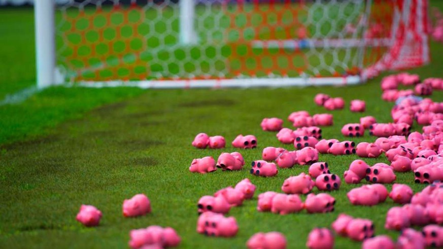 Im letzten Heimspiel von Charlton flogen Schweinchen.