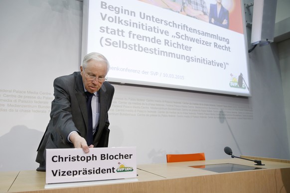 Blocher bei der Medienkonferenz zur Selbstbestimmungsinitiative 2015.