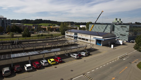 ARCHIVBILD ZUR PARTNERSCHAFT ZWISCHEN SAUBER UND ALFA ROMEO --- Sicht auf die Solarpanels des Solarparks ueber dem Parkplatz und dem Gebauededach neben dem Windkanalgebauede am Standort des Sauber F1  ...